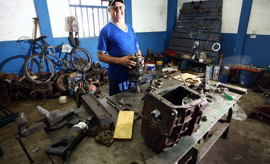 Mecânico João Donatti, dono de uma oficina para conserto de veículos pesados, às margens da BR 369, na cidade de Peabiru.