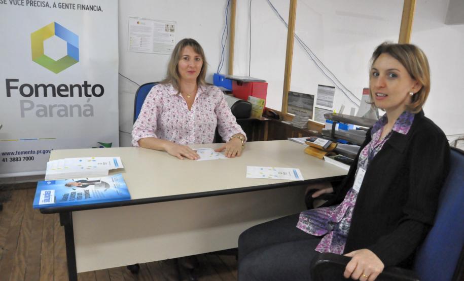 Famílias atendidas pelo programa Família Paranaense ganham nova perspectiva com programas sociais. Elas têm acesso ao programa de financiamento Paraná Juro Zero, da Fomento Paraná, para se tornarem empreendedoras. 
Na imagem, a agente de crédito Elizete Tonelli, da Agência do Trabalhador, e a assistente social Claudia Zimmermann, técnica responsável do Programa Família Paranaense em Santo Antonio do Sudoeste. Santo Antonio do Sudoeste, 24/10/2013.