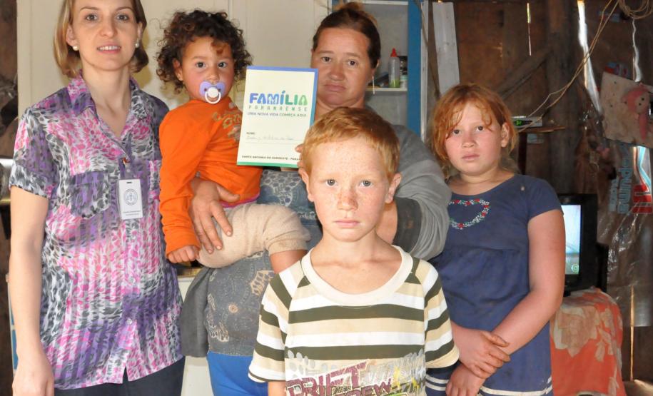 Famílias atendidas pelo programa Família Paranaense ganham nova perspectiva com programas sociais. Elas têm acesso ao programa de financiamento Paraná Juro Zero, da Fomento Paraná, para se tornarem empreendedoras. 
Na imagem, a assistente social Claudia Zimmermann com  a dona de casa Beatriz de Fátima da Rosa, 37,com os filhos Jéssica, 11, Lucas, 7, e Gabriela, 2. Santo Antonio do Sudoeste, 24/10/2013.