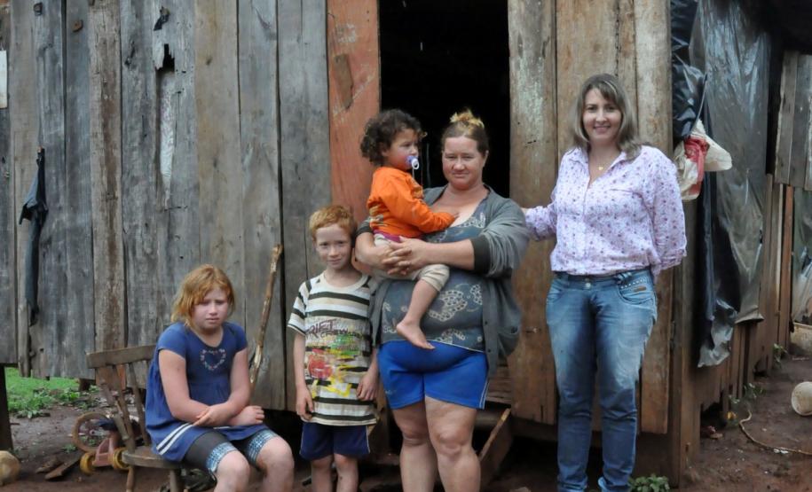 Famílias atendidas pelo programa Família Paranaense ganham nova perspectiva com programas sociais. Elas têm acesso ao programa de financiamento Paraná Juro Zero, da Fomento Paraná, para se tornarem empreendedoras. 
Na imagem, a agente de crédito Elizete Tonelli, da Agência do Trabalhador, com a família da dona de casa Beatriz de Fátima da Rosa, 37,com os filhos Jéssica, 11, Lucas, 7, e Gabriela, 2. Santo Antonio do Sudoeste, 24/10/2013.