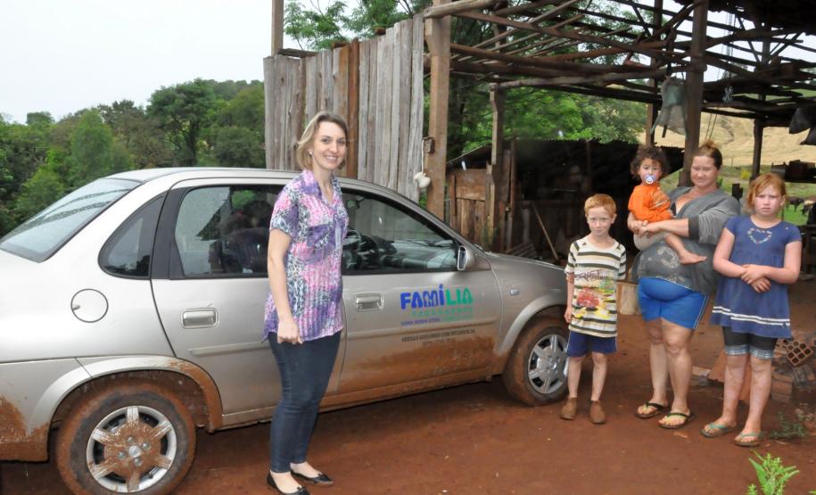 Famílias atendidas pelo programa Família Paranaense ganham nova perspectiva com programas sociais. Elas têm acesso ao programa de financiamento Paraná Juro Zero, da Fomento Paraná, para se tornarem empreendedoras. 
Na imagem, a assistente social Claudia Zimmermann com  a dona de casa Beatriz de Fátima da Rosa, 37,com os filhos Jéssica, 11, Lucas, 7, e Gabriela, 2. Santo Antonio do Sudoeste, 24/10/2013.