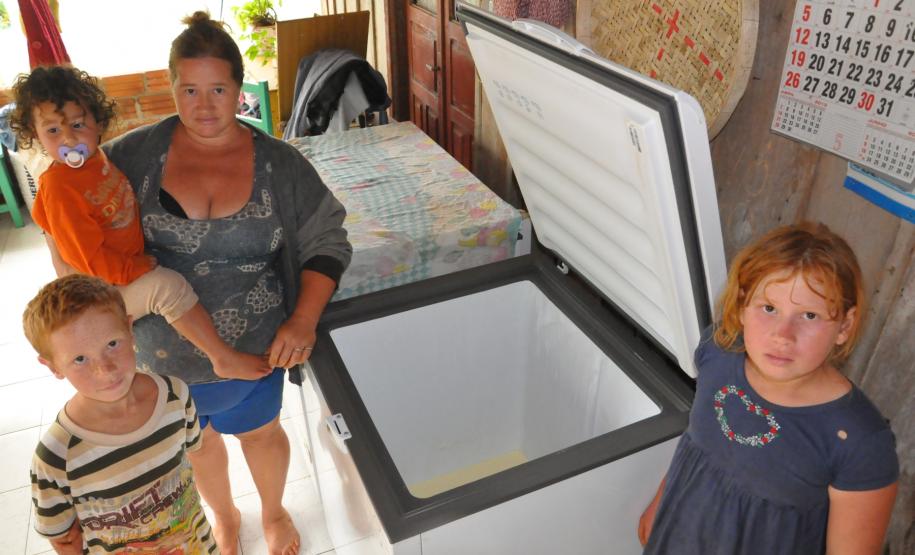 Famílias atendidas pelo programa Família Paranaense ganham nova perspectiva com programas sociais. Elas têm acesso ao programa de financiamento Paraná Juro Zero, da Fomento Paraná, para se tornarem empreendedoras. 
Na imagem, a dona de casa Beatriz de Fátima da Rosa, 37,com os filhos Jéssica, 11, Lucas, 7, e Gabriela, 2, com o freezer financiado pelo Paraná Juro Zero. Santo Antonio do Sudoeste, 14/10/2013.