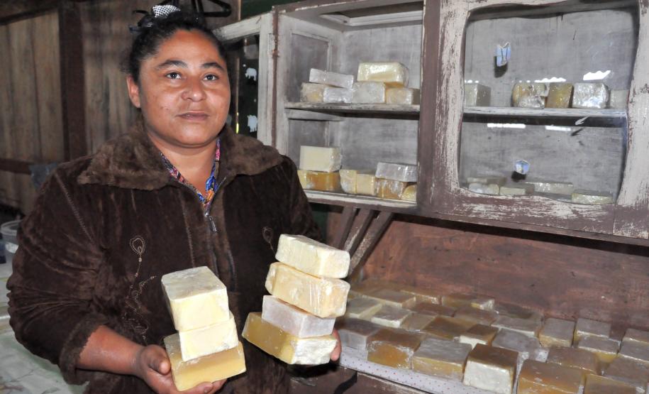 Famílias atendidas pelo programa Família Paranaense ganham nova perspectiva com programas sociais. Elas têm acesso ao programa de financiamento Paraná Juro Zero, da Fomento Paraná, para se tornarem empreendedoras. 
Na imagem, a diarista Edite da Veiga mostra barras de sabão que está produzindo depois de fazer financiamento pelo Paraná Juro Zero. Santo Antonio do Sudoeste, 14/10/2013.
