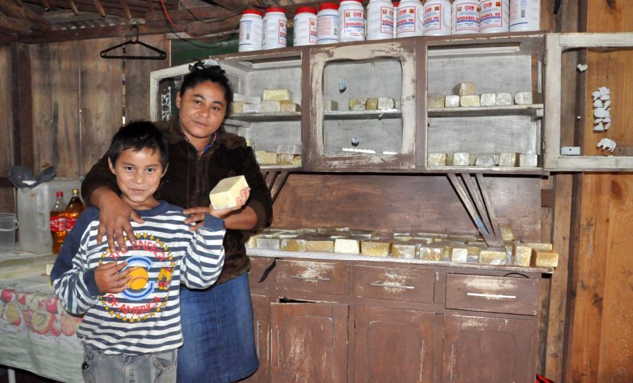 Famílias atendidas pelo programa Família Paranaense ganham nova perspectiva com programas sociais. Elas têm acesso ao programa de financiamento Paraná Juro Zero, da Fomento Paraná, para se tornarem empreendedoras. 
Na imagem, a diarista Edite da Veiga e o filho Maurício mostram barras de sabão que a família está produzindo depois de fazer financiamento pelo Paraná Juro Zero. Santo Antonio do Sudoeste, 14/10/2013.