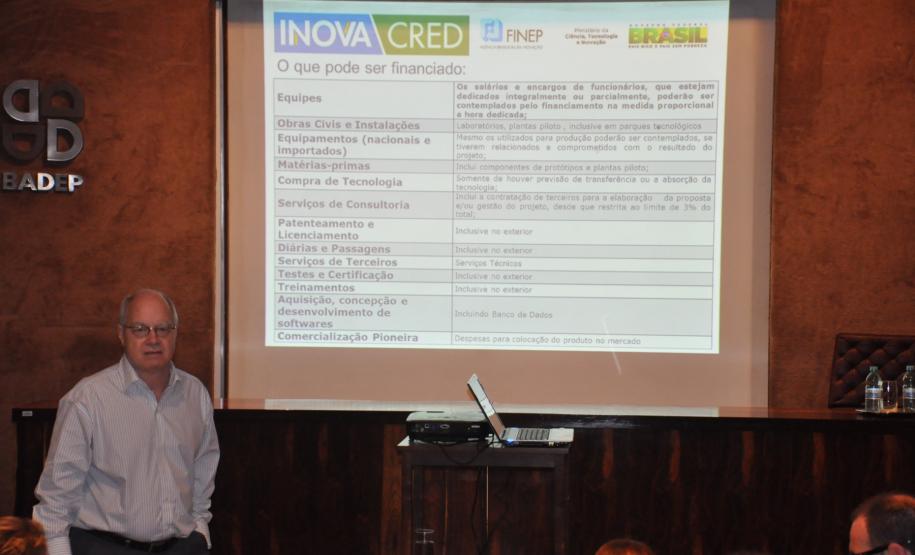 O chefe do departamento de operações descentralizadas reembolsáveis da Finep, Rodrigo Coelho, visitou a Fomento Paraná, nesta segunda-feira (25), para repassar detalhes da linha Inovacred com colaboradores da empresa.