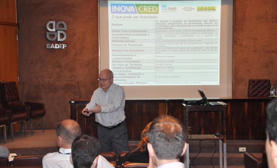 O chefe do departamento de operações descentralizadas reembolsáveis da Finep, Rodrigo Coelho, visitou a Fomento Paraná, nesta segunda-feira (25), para repassar detalhes da linha Inovacred com colaboradores da empresa.