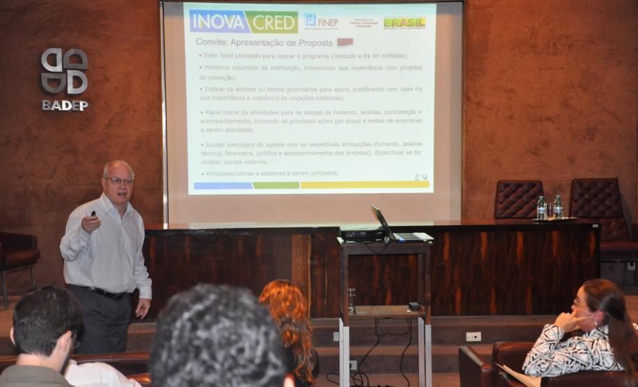 O chefe do departamento de operações descentralizadas reembolsáveis da Finep, Rodrigo Coelho, visitou a Fomento Paraná, nesta segunda-feira (25), para repassar detalhes da linha Inovacred com colaboradores da empresa.