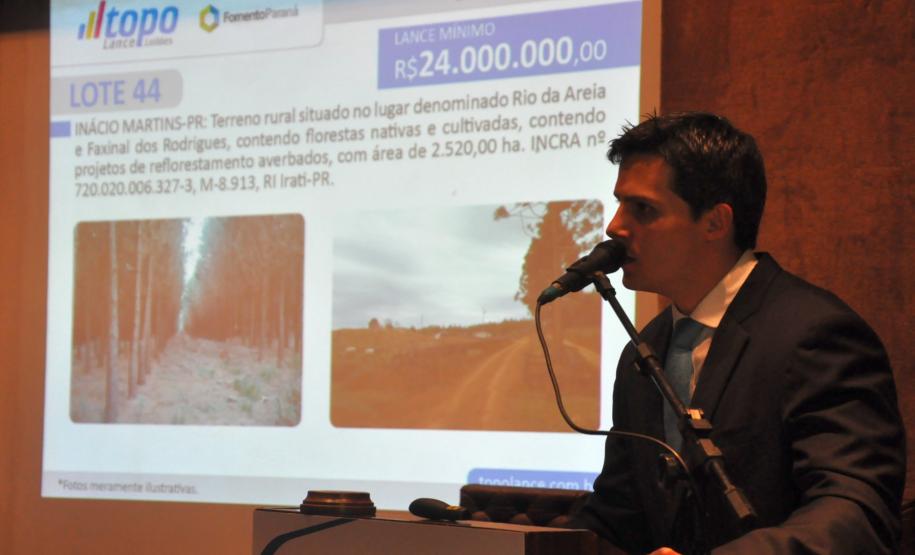 A Fomento Paraná arrecadou aproximadamente R$ 1,1 milhão em um leilão realizado nesta quarta-feira (27) para alienação de bens do Estado do Paraná oriundos do Banco do Estado do Paraná – Banestado, que estão em processo de cobrança judicial ou administrativa. Na imagem, o leiloeiro oficial Guilherme Toporoski.