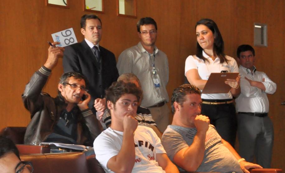 A Fomento Paraná, instituição financeira do Governo do Estado, arrecadou aproximadamente R$ 1,1 milhão em um leilão realizado nesta quarta-feira (27) para alienação de bens do Estado do Paraná oriundos do Banco do Estado do Paraná – Banestado, que estão em processo de cobrança judicial ou administrativa. Na imagem, o gerente de manutenção Mauro Franco dá um lance.