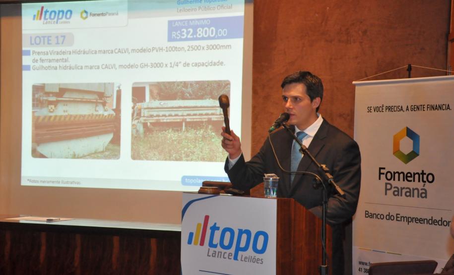 A Fomento Paraná arrecadou aproximadamente R$ 1,1 milhão em um leilão realizado nesta quarta-feira (27) para alienação de bens do Estado do Paraná oriundos do Banco do Estado do Paraná – Banestado, que estão em processo de cobrança judicial ou administrativa. Na imagem, o leiloeiro oficial Guilherme Toporoski.