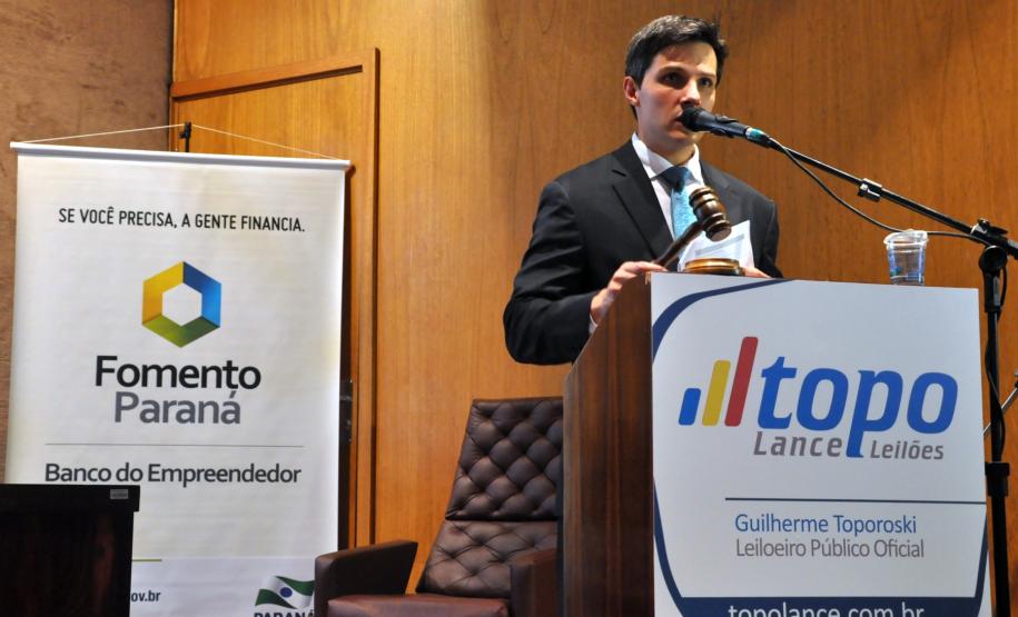 A Fomento Paraná arrecadou aproximadamente R$ 1,1 milhão em um leilão realizado nesta quarta-feira (27) para alienação de bens do Estado do Paraná oriundos do Banco do Estado do Paraná – Banestado, que estão em processo de cobrança judicial ou administrativa. Na imagem, o leiloeiro oficial Guilherme Toporoski.