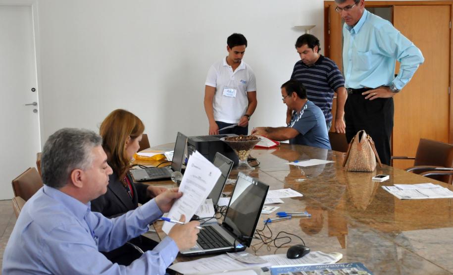 A Fomento Paraná arrecadou aproximadamente R$ 1,1 milhão em um leilão realizado nesta quarta-feira (27) para alienação de bens do Estado do Paraná oriundos do Banco do Estado do Paraná – Banestado, que estão em processo de cobrança judicial ou administrativa. Na imagem, arrematantes fazem pagamentos.