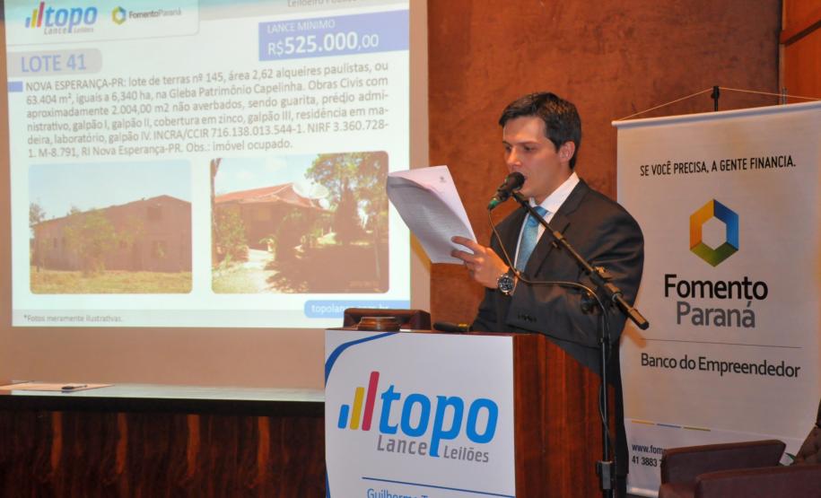 A Fomento Paraná arrecadou aproximadamente R$ 1,1 milhão em um leilão realizado nesta quarta-feira (27) para alienação de bens do Estado do Paraná oriundos do Banco do Estado do Paraná – Banestado, que estão em processo de cobrança judicial ou administrativa. Na imagem, o leiloeiro oficial Guilherme Toporoski.