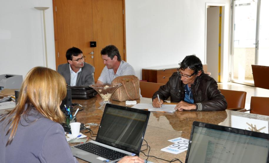 A Fomento Paraná arrecadou aproximadamente R$ 1,1 milhão em um leilão realizado nesta quarta-feira (27) para alienação de bens do Estado do Paraná oriundos do Banco do Estado do Paraná – Banestado, que estão em processo de cobrança judicial ou administrativa.
Na imagem, o gerente de manutenção Mauro Franco faz pagamento de lotes arrematados.