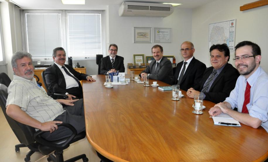 O presidente da Fomento Paraná, Juraci Barbosa, e o diretor de Operações do Setor Público, Jurandir Oliveira, em reunião com o gerente nacional de ativo do FGTS da Caixa Econômica Federal, Alfeu Garbin, o gerente de filial do FGTS Curitiba, Vilson Willermann, e o coordenador de sustentação ao negócio regional do FGTS da CEF em Curitiba, Mizael Flávio Araújo.