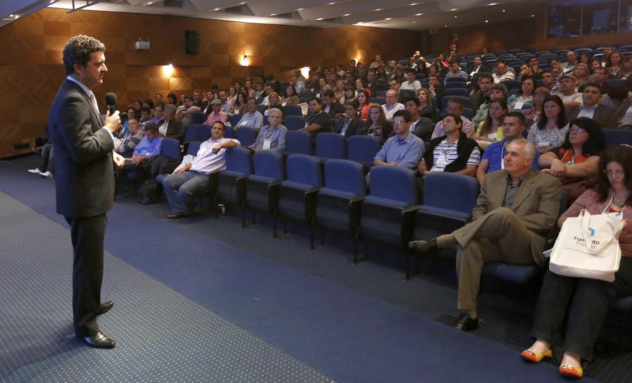 A Fomento Paraná, instituição financeira de desenvolvimento do Governo do Estado, vai encerrar o ano de 2013 atingindo marcas históricas no financiamento aos empreendedores paranaenses e aos municípios.