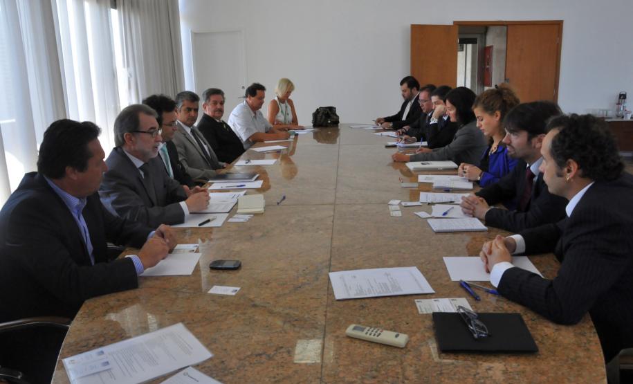 Missão Francesa avalia projetos para tratamento de resíduos sólidos no Paraná TÉCNICOS DA AFD AVALIAM PROJETOS DO ESTADO PARA APOIAR TRATAMENTO DE RESÍDUOS SÓLIDOS NOS MUNICÍPIOS. David Fardel, Clémentine Dardy e Laure Schalchli, da Agência Francesa de Desenvolvimento, foram recebidos na Fomento Paraná pelo presidente da instituição, Juraci Barbosa, e membros da diretoria, e pelo presidente do Instituto das Águas, Márcio Nunes.