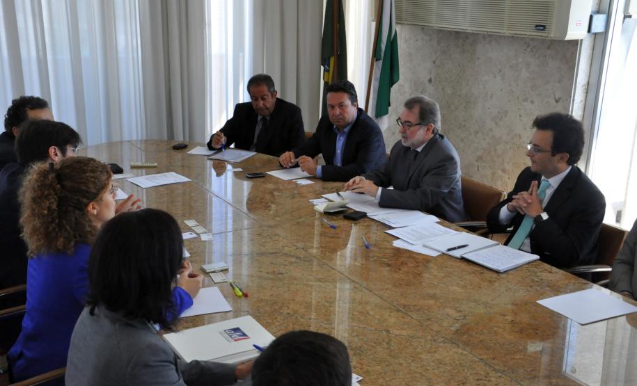 Missão Francesa avalia projetos para tratamento de resíduos sólidos no Paraná TÉCNICOS DA AFD AVALIAM PROJETOS DO ESTADO PARA APOIAR TRATAMENTO DE RESÍDUOS SÓLIDOS NOS MUNICÍPIOS. David Fardel, Clémentine Dardy e Laure Schalchli, da Agência Francesa de Desenvolvimento, foram recebidos na Fomento Paraná pelo presidente da instituição, Juraci Barbosa, e membros da diretoria, e pelo presidente do Instituto das Águas, Márcio Nunes.