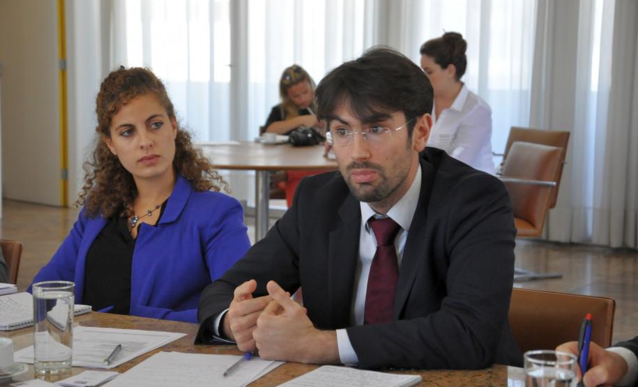 Missão Francesa avalia projetos para tratamento de resíduos sólidos no Paraná TÉCNICOS DA AFD AVALIAM PROJETOS DO ESTADO PARA APOIAR TRATAMENTO DE RESÍDUOS SÓLIDOS NOS MUNICÍPIOS. David Fardel, Clémentine Dardy e Laure Schalchli, da Agência Francesa de Desenvolvimento, foram recebidos na Fomento Paraná pelo presidente da instituição, Juraci Barbosa, e membros da diretoria, e pelo presidente do Instituto das Águas, Márcio Nunes.