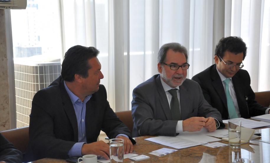 Missão Francesa avalia projetos para tratamento de resíduos sólidos no Paraná TÉCNICOS DA AFD AVALIAM PROJETOS DO ESTADO PARA APOIAR TRATAMENTO DE RESÍDUOS SÓLIDOS NOS MUNICÍPIOS. David Fardel, Clémentine Dardy e Laure Schalchli, da Agência Francesa de Desenvolvimento, foram recebidos na Fomento Paraná pelo presidente da instituição, Juraci Barbosa, e membros da diretoria, e pelo presidente do Instituto das Águas, Márcio Nunes.