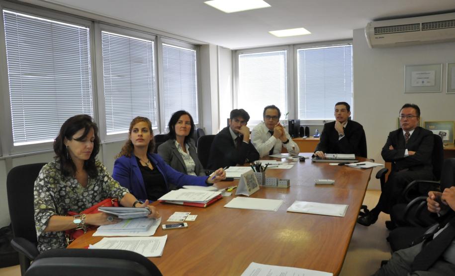 Missão Francesa avalia projetos para tratamento de resíduos sólidos no Paraná TÉCNICOS DA AFD AVALIAM PROJETOS DO ESTADO PARA APOIAR TRATAMENTO DE RESÍDUOS SÓLIDOS NOS MUNICÍPIOS. David Fardel, Clémentine Dardy e Laure Schalchli, da Agência Francesa de Desenvolvimento, foram recebidos na Fomento Paraná pelo presidente da instituição, Juraci Barbosa, e membros da diretoria, e pelo presidente do Instituto das Águas, Márcio Nunes.