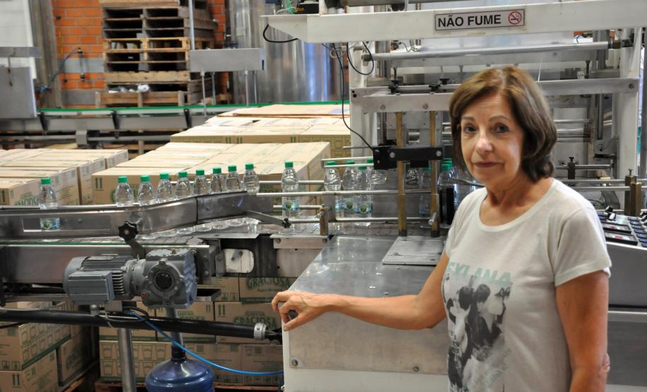 Calor aumenta lucro de empresa financiada pela Fomento Paraná O calor quase insuportável para a maioria dos paranaenses neste período de verão está fazendo a alegria de uma pequena empresa familiar instalada no litoral paranaense.