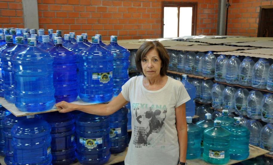 Calor aumenta lucro de empresa financiada pela Fomento Paraná O calor quase insuportável para a maioria dos paranaenses neste período de verão está fazendo a alegria de uma pequena empresa familiar instalada no litoral paranaense.