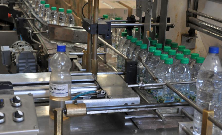 Calor aumenta lucro de empresa financiada pela Fomento Paraná O calor quase insuportável para a maioria dos paranaenses neste período de verão está fazendo a alegria de uma pequena empresa familiar instalada no litoral paranaense.