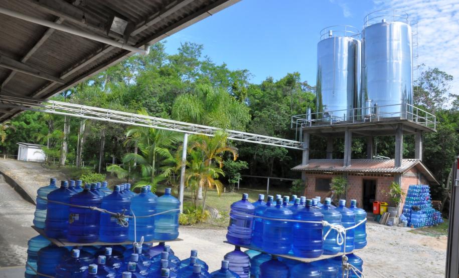 Calor aumenta lucro de empresa financiada pela Fomento Paraná O calor quase insuportável para a maioria dos paranaenses neste período de verão está fazendo a alegria de uma pequena empresa familiar instalada no litoral paranaense.