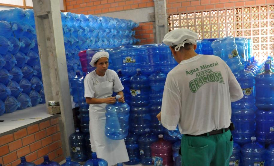 Calor aumenta lucro de empresa financiada pela Fomento Paraná O calor quase insuportável para a maioria dos paranaenses neste período de verão está fazendo a alegria de uma pequena empresa familiar instalada no litoral paranaense.