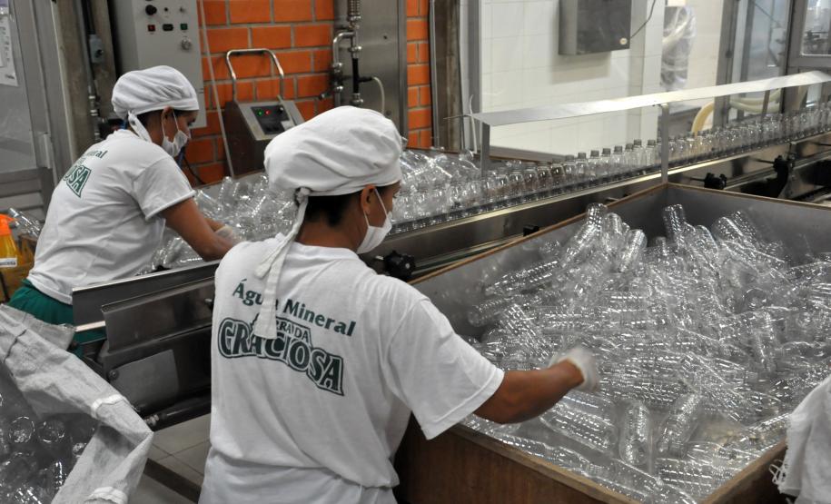 Calor aumenta lucro de empresa financiada pela Fomento Paraná O calor quase insuportável para a maioria dos paranaenses neste período de verão está fazendo a alegria de uma pequena empresa familiar instalada no litoral paranaense.