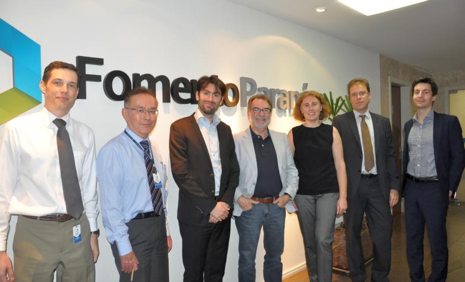 David Fardel e Céline Boulay, ambos da AFD, ao lado do presidente da Fomento Paraná, Juraci Barbosa, acompanhados de técnicos das duas instituições, que analisam projetos de gestão de resíduos sólidos que poderão ser financiados por meio de uma linha de crédito aberta pela AFD e que será operada pela Fomento Paraná.