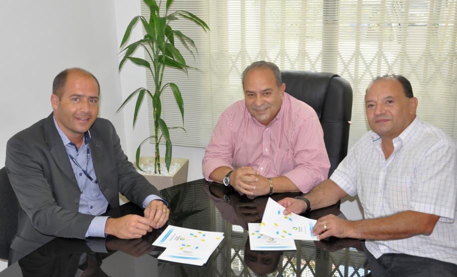 Reunião entre o presidente do Conselho Regional de Educação Física do Paraná, Antonio Eduardo Branco, com o gerente de Relações Institucionais da Fomento Paraná, Paulo Morva, e o responsável pelo Escritório Regional de Curitiba da Secretaria de Estado do Esporte e do Turismo, Paul Jullius Stanganelli, para debater linha de crédito para academias e profissionais de eduicação física. Curitiba 30/01/2014