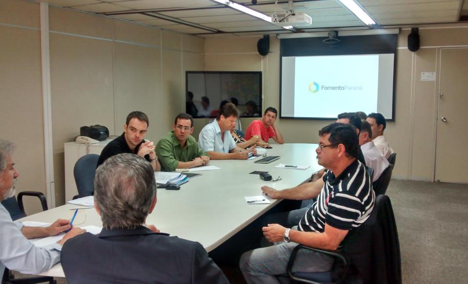 Fomento Paraná realiza treinamento para operacionalização de linha do FGTS A equipe da Fomento Paraná realizou nesta segunda-feira (17) um workshop com técnicos do Paranacidade sobre a operacionalização da linha de crédito FGTS – Pró Transporte, destinada exclusivamente a contratações junto ao setor público.
