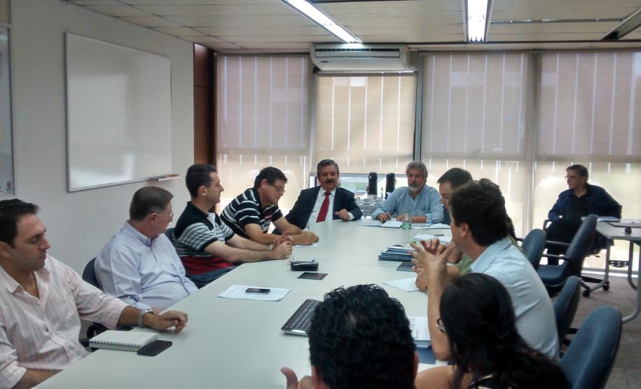 Fomento Paraná realiza treinamento para operacionalização de linha do FGTS A equipe da Fomento Paraná realizou nesta segunda-feira (17) um workshop com técnicos do Paranacidade sobre a operacionalização da linha de crédito FGTS – Pró Transporte, destinada exclusivamente a contratações junto ao setor público.