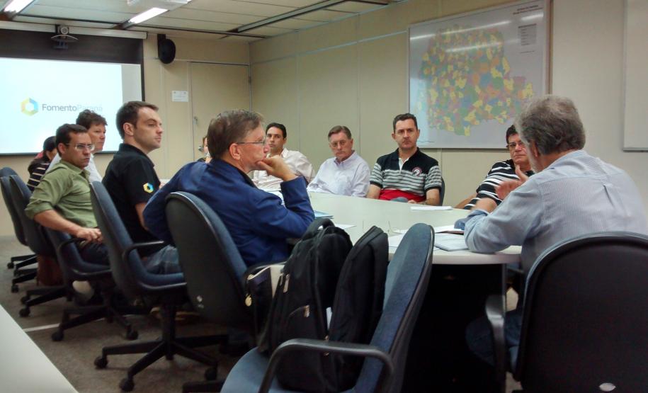Fomento Paraná realiza treinamento para operacionalização de linha do FGTS A equipe da Fomento Paraná realizou nesta segunda-feira (17) um workshop com técnicos do Paranacidade sobre a operacionalização da linha de crédito FGTS – Pró Transporte, destinada exclusivamente a contratações junto ao setor público.