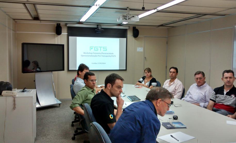 Fomento Paraná realiza treinamento para operacionalização de linha do FGTS A equipe da Fomento Paraná realizou nesta segunda-feira (17) um workshop com técnicos do Paranacidade sobre a operacionalização da linha de crédito FGTS – Pró Transporte, destinada exclusivamente a contratações junto ao setor público.