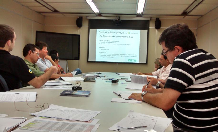 Fomento Paraná realiza treinamento para operacionalização de linha do FGTS A equipe da Fomento Paraná realizou nesta segunda-feira (17) um workshop com técnicos do Paranacidade sobre a operacionalização da linha de crédito FGTS – Pró Transporte, destinada exclusivamente a contratações junto ao setor público.