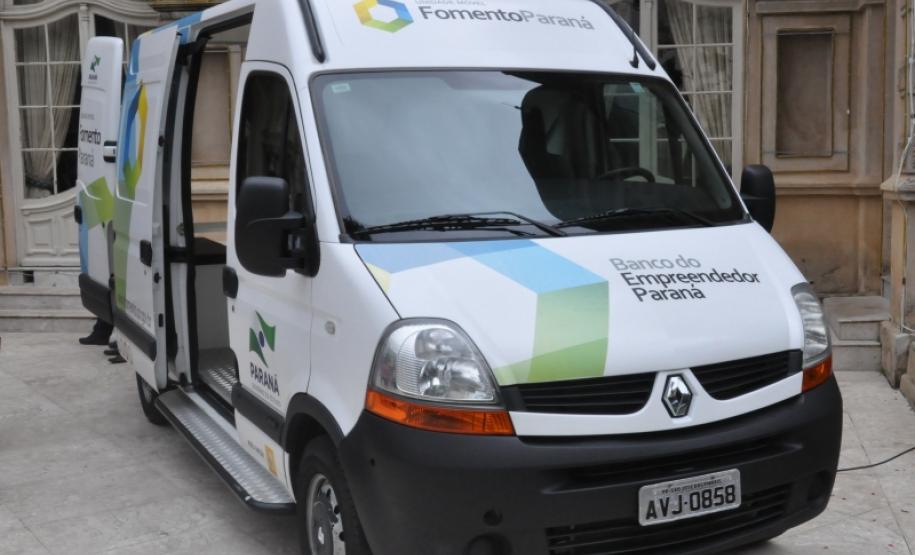 Unidade móvel da Fomento Paraná divulga linhas de crédito em Londrina A unidade móvel da Fomento Paraná estará em Londrina a partir desta terça-feira (25) para divulgar as linhas de crédito do programa Banco do Empreendedor, com destaque para a linha direcionada aos taxistas, que oferece financiamento para permissionários de táxi, com taxas de juros a partir de 0,55% ao mês.