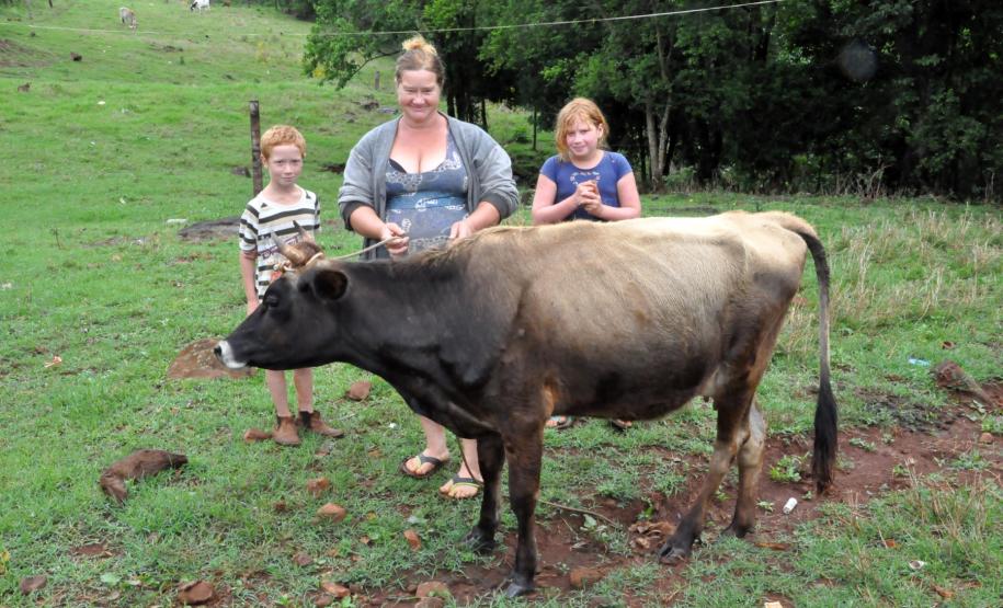 Fomento Paraná injeta R$ 613 milhões na economia e ajuda a transformar o Estado Dona de casa, Beatriz da Rosa, com os filhos, moradores de Santo Antônio do Sudoeste, conseguiu financiar uma vaca de leite e um freezer, para melhorar a renda, por meio da linha Paraná Juro Zero.
