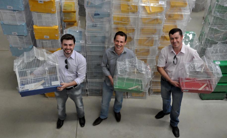 Fomento Paraná injeta R$ 613 milhões na economia e ajuda a transformar o Estado Gaiolas Quatiguá, uma das maiores fabricantes de gaiolas para pequenos animais do país, está ampliando as instalações e adquiriu equipamentos para ampliar a produção com financiamento da Fomento Paraná.