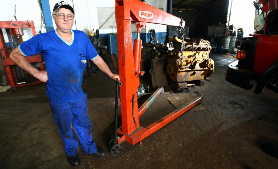 Fomento Paraná injeta R$ 613 milhões na economia e ajuda a transformar o Estado Mecânico João Donatti, dono de uma oficina para conserto de veículos pesados, às margens da BR 369, na cidade de Peabiru, participou do curso de capacitação gerencial do Programa Bom Negócio Paraná, da Fomento Paraná, e aprendeu a gerenciar melhor a empresa.