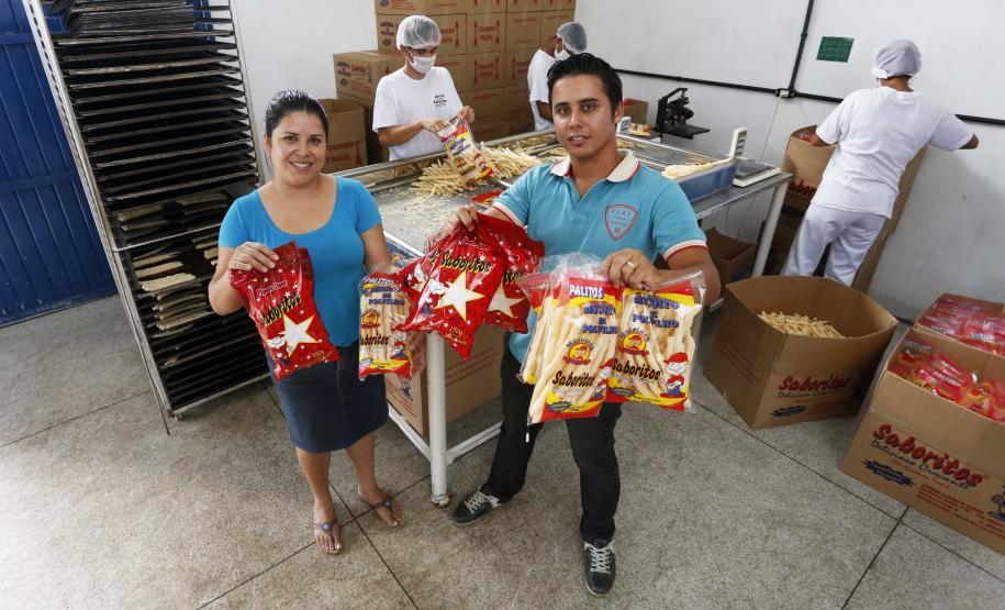 Fomento Paraná ajuda a criar empregos e gerar renda em Conselheiro Mairinck Empreendedores - Alexandro Ferreira de Almeida e Seila Raquel de Almeida, proprietários da Fábrica de Biscoitos "Saboritos", em Conselheiro Mairinck/PR.