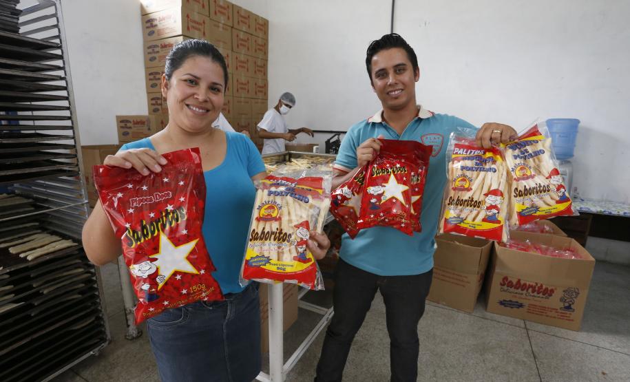 Fomento Paraná ajuda a criar empregos e gerar renda em Conselheiro Mairinck Alexandro Ferreira de Almeida e Seila Raquel de Almeida, proprietários da Fábrica de Biscoitos Saboritos, em Conselheiro Mairinck/PR.