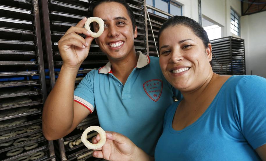 Fomento Paraná ajuda a criar empregos e gerar renda em Conselheiro Mairinck Alexandro Ferreira de Almeida e Seila Raquel de Almeida, proprietários da Fábrica de Biscoitos Saboritos em Conselheiro Mairinck/PR.
