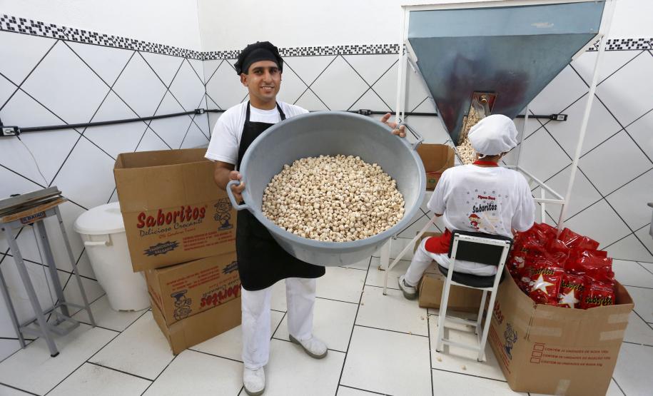 Fomento Paraná ajuda a criar empregos e gerar renda em Conselheiro Mairinck Jessé de Sales, encarregado de produção da fábrica de biscoitos Saboritos, em Conselheiro Mairinck/PR.