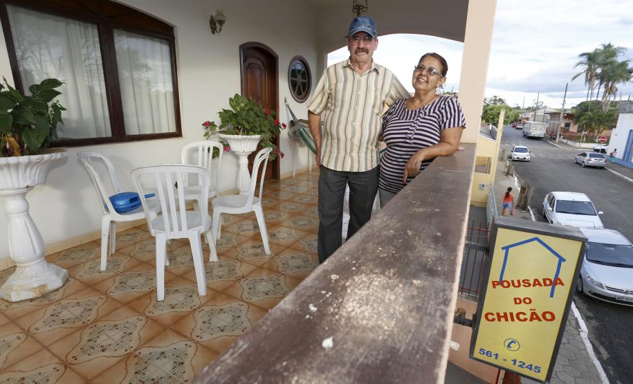 Fomento Paraná ajuda a criar empregos e gerar renda em Conselheiro Mairinck Maria das Graças e Francisco Ribeiro de Siqueira, proprietários da Pousada do Chicão, em Conselheiro Mairinck.