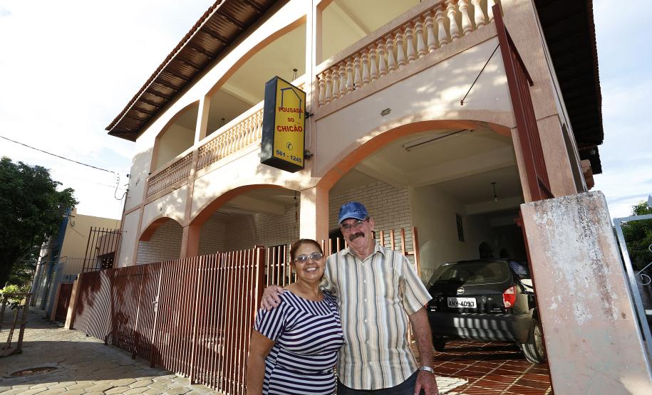 Fomento Paraná ajuda a criar empregos e gerar renda em Conselheiro Mairinck Maria das Graças e Francisco Ribeiro de Siqueira, proprietários da Pousada do Chicão, em Conselheiro Mairinck.