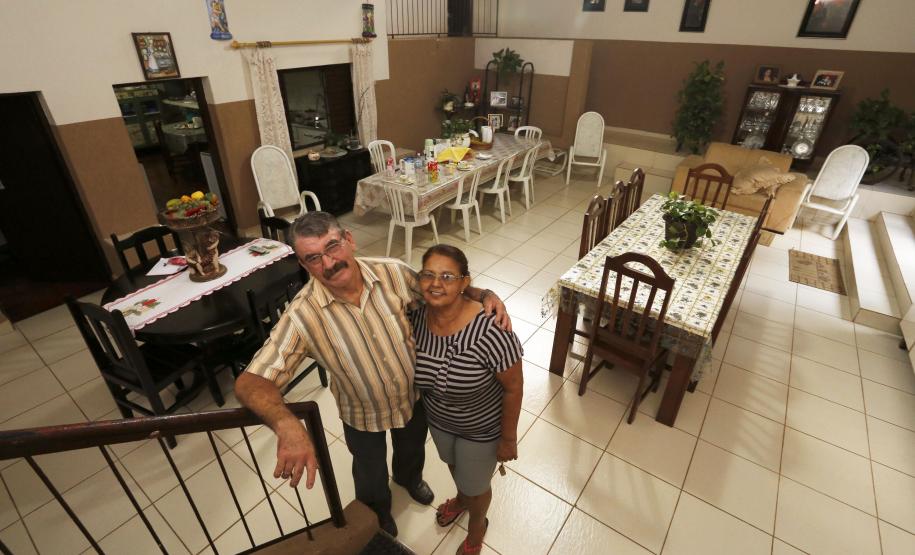 Fomento Paraná ajuda a criar empregos e gerar renda em Conselheiro Mairinck Maria das Graças e Francisco Ribeiro de Siqueira, proprietários da Pousada do Chicão, em Conselheiro Mairinck.