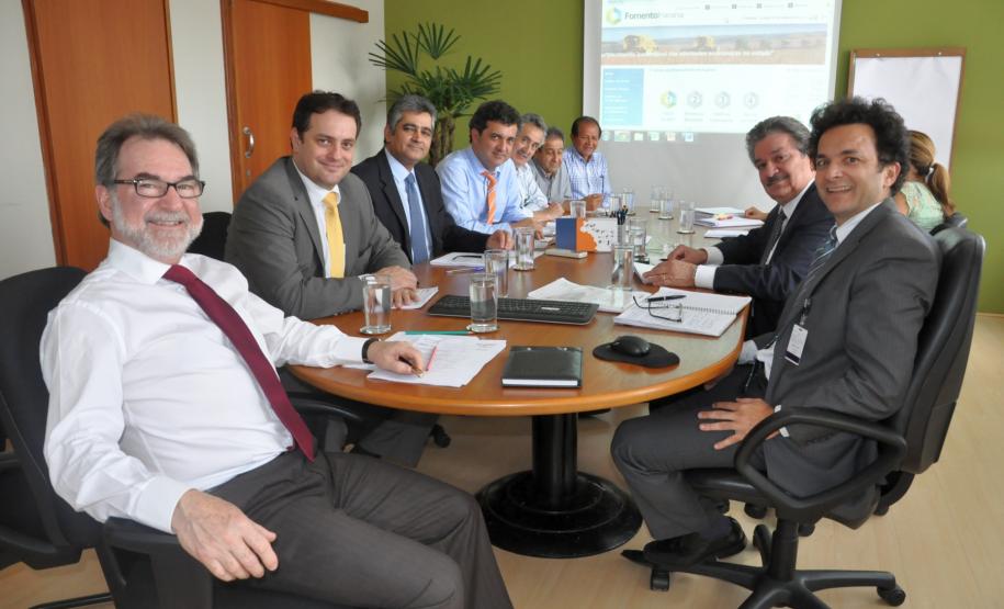 Fitch Ratings confirma Fomento Paraná como grau de investimento A agência internacional de avaliação de risco Fitch Ratings confirmou a classificação da Fomento Paraná como BBB- (BBB menos), a mesma emitida pela instituição em 2013. Nesta imagem, o presidente da Fomento Paraná, Juraci Barbosa, com a diretoria reunida.